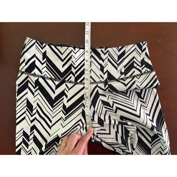 Nike Dri-Fit Black and White Zig Zag Printed Capri Leggings Size Medium - Picture 8 of 13